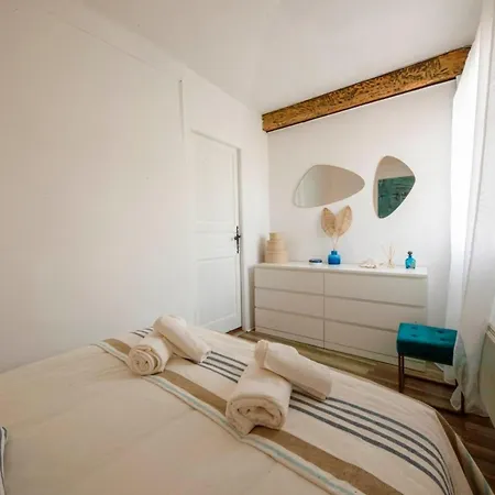 Διαμέρισμα 06m - Old Beautiful Duplex Terrace With Sea View Αντίμπ